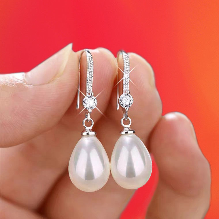 Women's Exquisite Water Imitation Pearl Drop Earrings - Shimmering Red and Green Round Pearls.